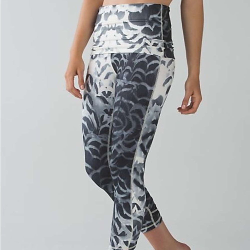 Lululemon wonder under pants size 10 fits like normal size 4 or 6 like new